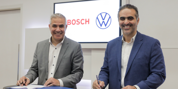 Gastón Diaz Perez, CEO da Bosch (à esq.) e Pablo Di Si, chairman executivo da Volkswagen América Latina. Foto: Divulgação