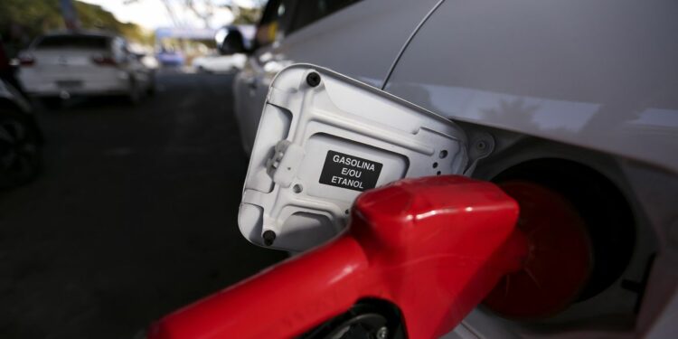 O novo preço de venda da gasolina às distribuidoras entra em vigor nesta sexta. Foto: Marcelo Camargo/Agência Brasil