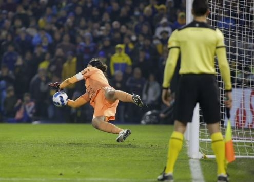 Cássio pega dois pênaltis e Corinthians avança em vitória histórica contra o Boca