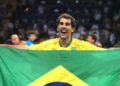 Ex-levantador Maurício Lima comemora título com a camisa da Seleção Brasileira. Foto: Divulgação