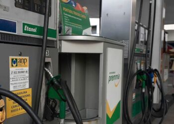 Lei obriga a partir de hoje postos de combustíveis de todo país a divulgar, de forma “correta, clara, precisa, ostensiva e legível”, os preços dos combustíveis antes de 22 de junho - Foto: Fernando Frazão/Agência Brasil