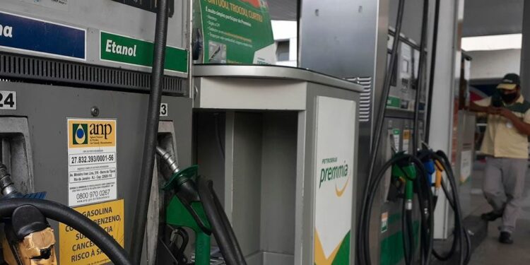 Lei obriga a partir de hoje postos de combustíveis de todo país a divulgar, de forma “correta, clara, precisa, ostensiva e legível”, os preços dos combustíveis antes de 22 de junho - Foto: Fernando Frazão/Agência Brasil