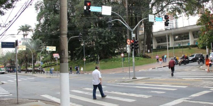 Mais dois cruzamentos recebem semáforos sonoros para travessia de cegos