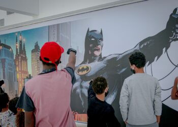 Crianças de instituições de acolhimento visitam exposição no Iguatemi