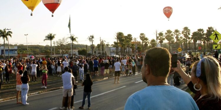 Balões levantaram voo do gramado do Boulevard, ao lado do Centro Cultural - Foto: Ivair Oliveira/Divulgação PMJ