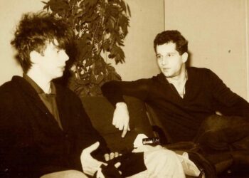 José Augusto Lemos (à direita), em encontro com Ian McCulloch, vocalista do Echo & The Bunnymen, em 1987, em São Paulo. Foto: Arquivo Pessoal