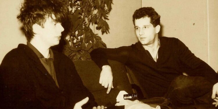 José Augusto Lemos (à direita), em encontro com Ian McCulloch, vocalista do Echo & The Bunnymen, em 1987, em São Paulo. Foto: Arquivo Pessoal