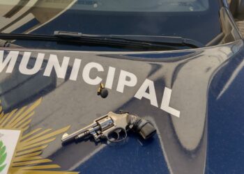 Arma, com balas intactas: GM evitou um assalto em plena luz do dia Foto: GM/Divulgação