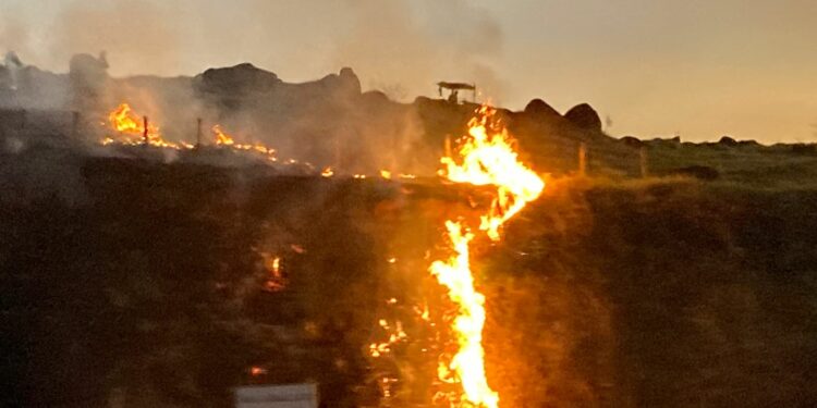 Incêndio registrado na sexta-feira (22), na rodovia Campinas-Mogi, próximo ao Alphaville. Fotos: Pedro Basso Pereira/Divulgação