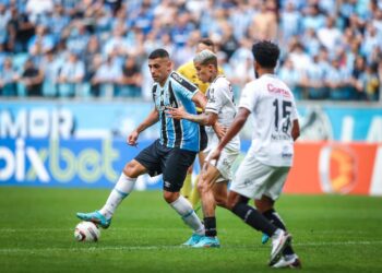 Marcação cerrada de Wallisson em Diego Souza: autores de dois dos três gols do jogo. Foto: Lucas Uebel/Grêmio FBPA