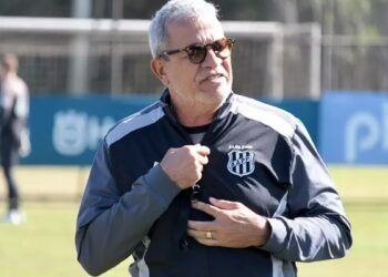 Hélio dos Anjos valoriza vitória da Ponte, mas mantém pés no chão