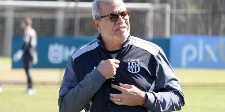 Hélio dos Anjos valoriza vitória da Ponte, mas mantém pés no chão