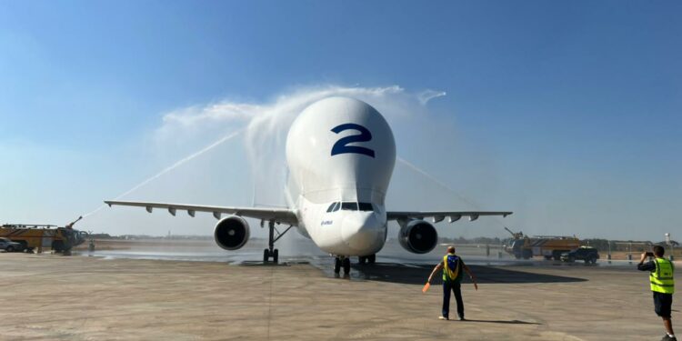 A chegada do Beuga ao Aeroporto de Viracopos, nesta segunda-feira. Fotos: Divulgação