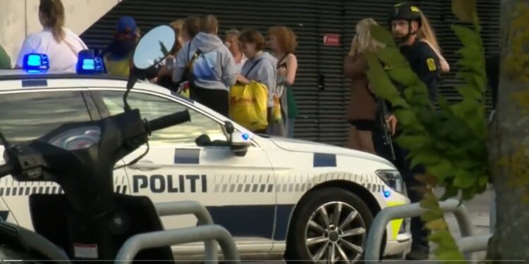 Polícia dinamarquesa isolou a área próxima ao centro comercial. Foto: Reprodução