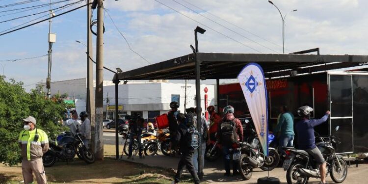 Os motociclistas participantes da ação desta quarta-feira também receberam panfletos da campanha. Foto: Divulgação/Setransp