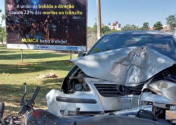 Carros e motos batidos:  campanha “beber e dirigir pode matar” terá três etapas e prossegue até 4 de setembro - Foto: Emdec/Setransp/Divulgação