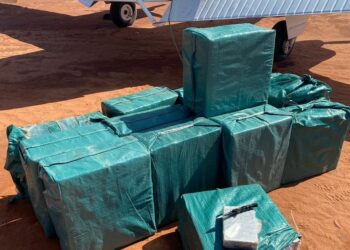 Polícia Federal foi até ao local indicado pelos pilotos da FAB, mas só encontrou o avião abandonado: 500 quilos de pasta base de cocaína - Foto: Força Aérea Brasileira/Divulgação