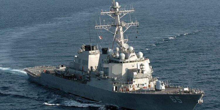 Contratorpedeiro de mísseis guiados USS Benfold passou por perto das Ilhas Paracel e continuou depois com operações no Mar do Sul da China - Foto: Marinha EUA