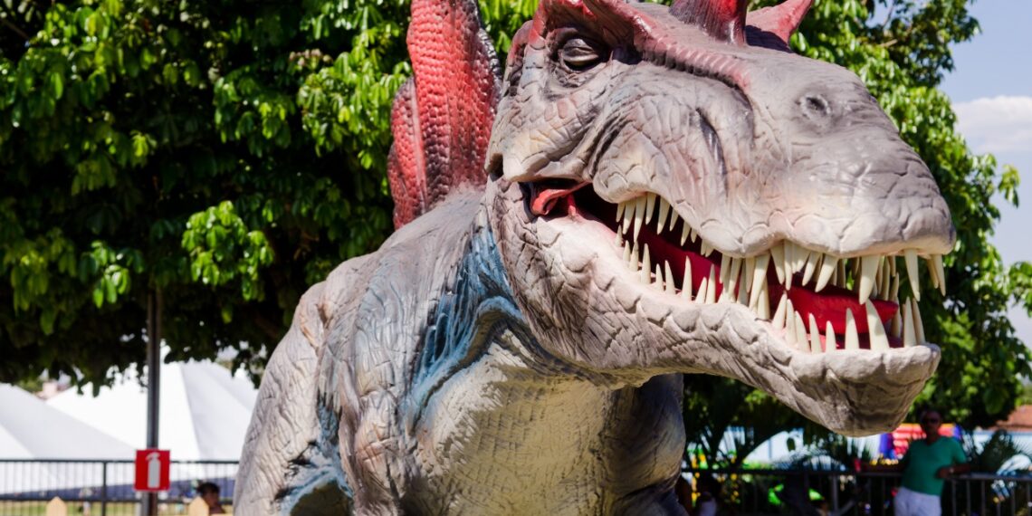 Mundo Jurássico: o mais temido dos “animais”, o tiranossauro rex, também é o maior da mostra - Foto: Divulgação
