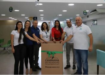 Cooperativa de crédito Sicoob Crediguaçu entrega caixa com roupas e cobertores - Foto: Divulgação
