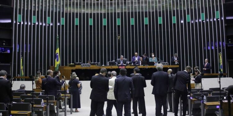 Votação da PEC: Lira observou o baixo quórum após a votação de um requerimento de encerramento de discussão - Foto: Paulo Sérgio/Câmara dos Deputados