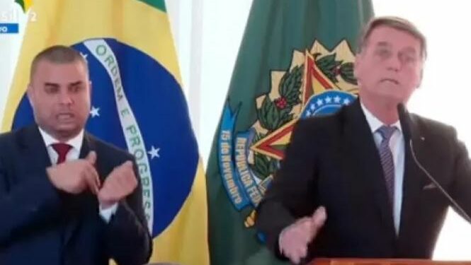Bolsonaro durante discurso a embaixadorees: Unicamp reage e se posiciona  Foto: Reprodução/TV Brasil
