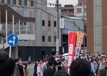 Shinzo Abe, de 67 anos, foi atingido pelas costas quando fazia um discurso na rua. Foto: Reprodução Twitter
