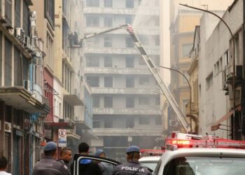 Incêndio na 25 de Março: como o edifício apresenta risco de colapso, não é possível que técnicos acessem seu interior - Foto: Rovena Rosa/Agência Brasil