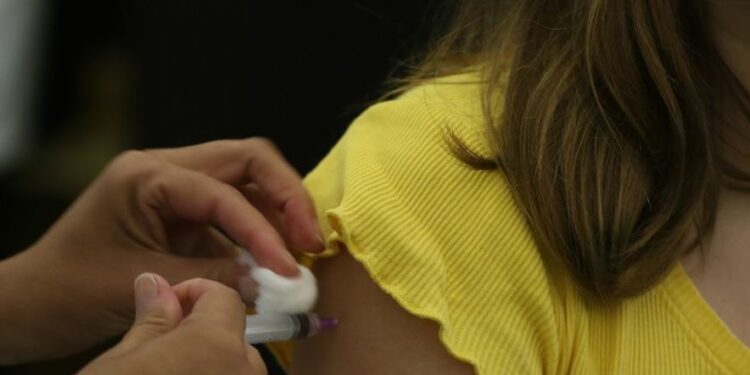 Aprovação vale somente para crianças que não são imunocomprometidas - Foto: Tânia Rêgo/Agência Brasil