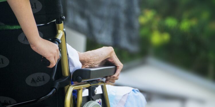 Número de idosos em planos de saúde mais que duplica