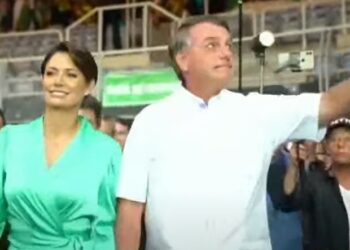 Jair Bolsonaro ao lado da mulher Michelle durante a convenção do PL. Foto: Reprodução