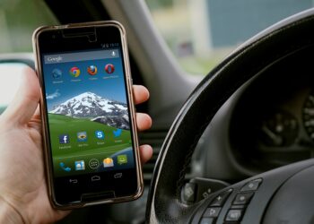 Nos primeiros seis meses do ano, foram 140.451 autuações por uso de celular ao volante. Foto: Pixabay/Divulgação