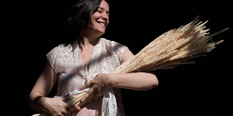 Espetáculo é protagonizado pela atriz Cristiane Taguchi. Foto: Dalton Yatabe/Divulgação
