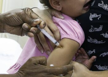 Criança é vacinada contra a pólio no Rio: doença volta a ameaçar as famílias e informação é essencial Foto: Tomaz Silva/Agência Brasil