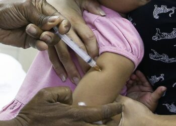 Criança é vacinada contra a pólio: difusão de notícias falsas sobre vacinação e o crescimento dos grupos antivacinas têm prestado um grande desserviço para a saúde pública Foto: Tomaz Silva/Agência Brasil