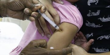 Criança é vacinada contra a pólio: difusão de notícias falsas sobre vacinação e o crescimento dos grupos antivacinas têm prestado um grande desserviço para a saúde pública Foto: Tomaz Silva/Agência Brasil