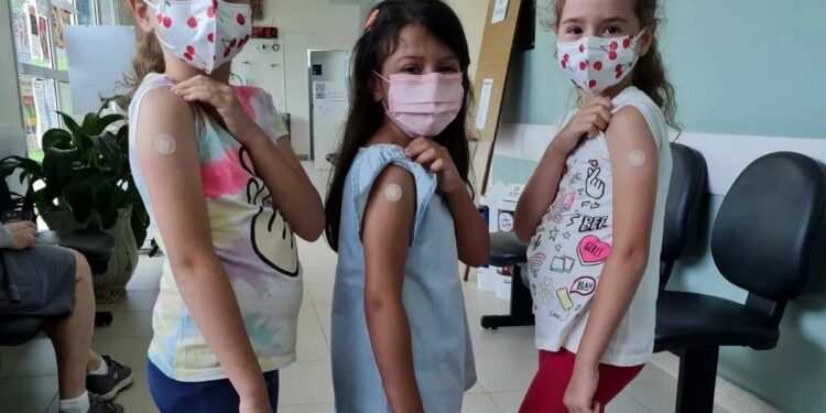 Sábado da Vacina em Vinhedo: imunização contra Covid-19 é aplicada em moradores com 5 anos ou mais - Foto: Divulgação/Prefeitura de Vinhedo