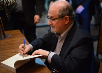 Salman Rushdie, autor de Versos Satânicos, passou por cirurgia e se recupera bem. Foto: Flickr