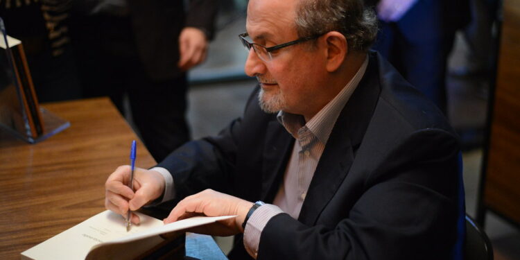 Salman Rushdie, autor de Versos Satânicos, passou por cirurgia e se recupera bem. Foto: Flickr