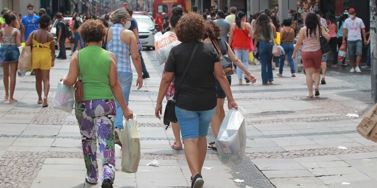 Movimento de compras em Campinas: pesquisa mostra impacto das dívidas nos brasileiros - Foto: Arquivo