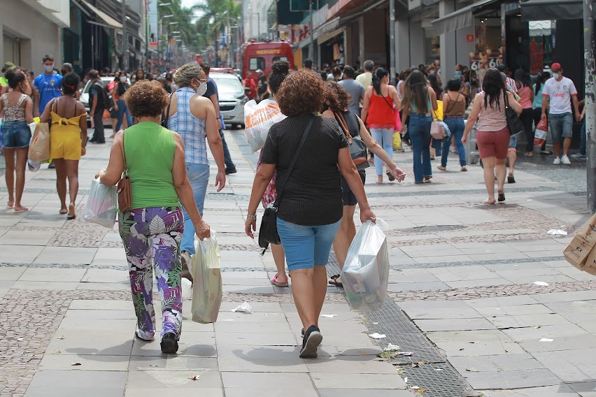Movimento de compras em Campinas: pequenos negócios geram 70% das vagas de emprego - Foto: Arquivo