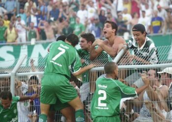 Jogadores do Guarani comemoram com a torcida a vitória por 3 a 1, no Majestoso, em 2003. Foto: Reprodução