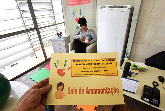 Joyce Franciele Teixeira Gonçalves, mãe da pequena Íris, já utiliza o espaço: elogios Foto: Carlos Bassan/PMC/Divulgação