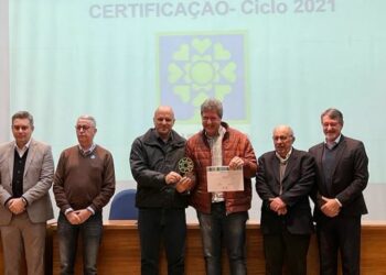 Secretário de Infraestrutura e Meio Ambiente do Estado, Fernando Chucre entrega prêmio a Rogério Menezes: Campinas à frente na questão ambiental entre as grandes cidades - Foto: Divulgação