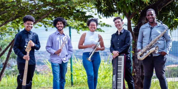 Trompetista Jessica Rodrigues e grupo. Foto: Marlon Rissatto/Divulgação