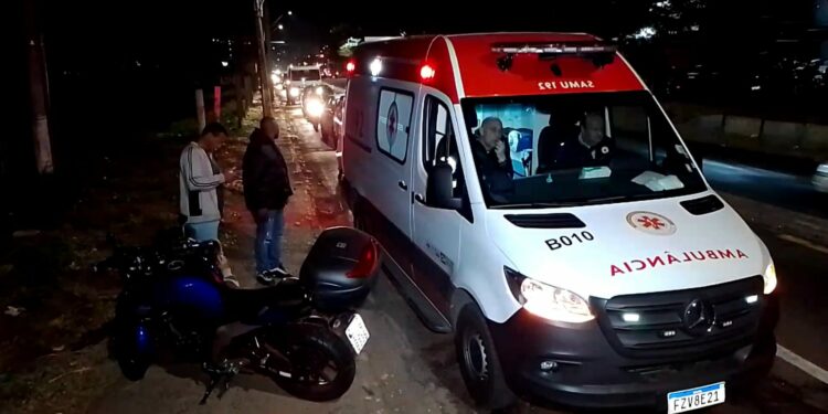 Viatura do Samu no local do acidente que ocorreu às 20h, e envolveu duas motocicletas: tristeza Foto: Barba Azul/Divulgação