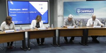 O prefeito Dário Saadi e autoridades da Saúde durante a live nesta sexta-feira: sinal de alerta em Campinas - Foto: Reprodução