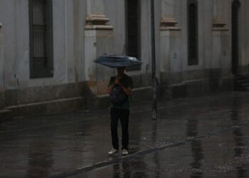 Campineiro caminha na Rua 13 de Maio, com o calçadão alagado, perto da Catedral Metropolitana Foto: Leandro Ferreira/Hora Campinas