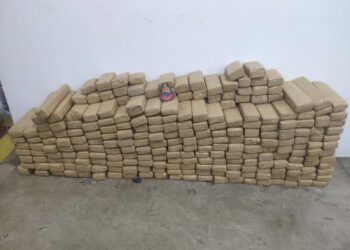Os tijolos de maconha: homem não foi encontrado, nem o segundo veículo que era usado no transbordo da droga Foto: Divulgação/PM