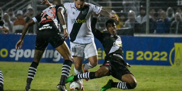 Elvis disputa bola com dois marcadores do Vasco. Foto: Ponte Press/Álvaro Jr.